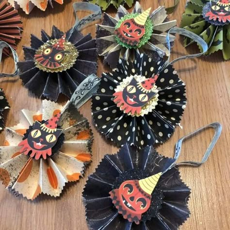 I love vintage halloween!! Halloween Rosettes, Vintage Halloween Diy, Vintage Halloween Crafts, Paper Halloween Decorations, Halloween Embellishments, Halloween Treat Tags, Vintage Halloween Images, Halloween Paper Crafts, Paper Rosettes