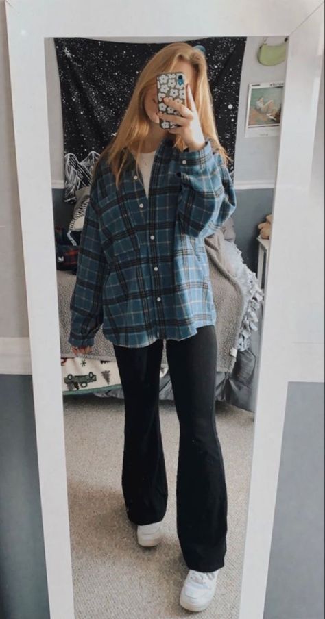 Flannel Outfits With Flare Leggings, Dressy Casual Outfits For Work, Flare Leggings And Flannel Outfit, Cute Winter Fits Casual, Flannel With Flare Leggings, Outfit Inspo With Flare Leggings, Cute Basic Outfits Winter, Lazy Winter Fits, College Leggings Outfit