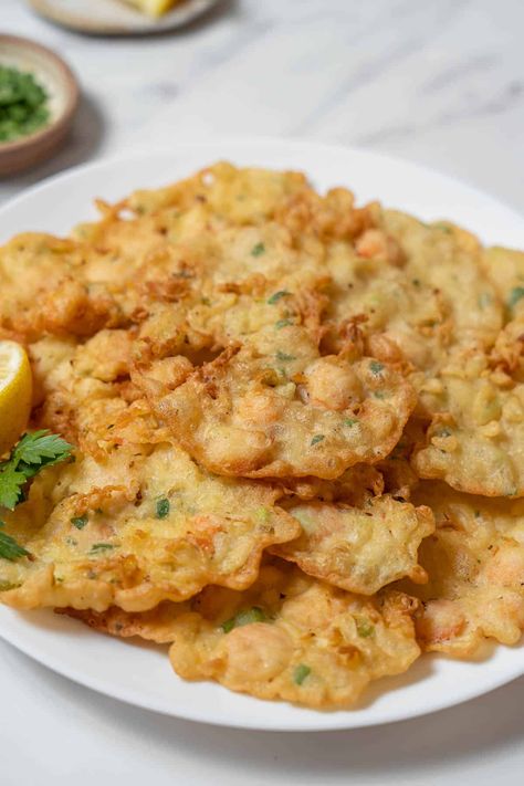 These crispy shrimp fritters from Cadiz in southern Spain are the perfect light summertime snack. Pair them with a glass of dry sherry for a real taste of Andalucia! Spanish Shrimp, Traditional Spanish Dishes, Frozen Cooked Shrimp, Shrimp Fritters, Summertime Snacks, Crispy Shrimp, Tapas Dishes, Spain Food, Spanish Dishes