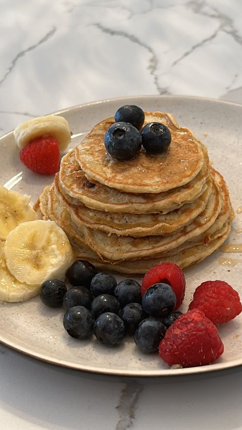 Banana Pancakes Aesthetic, Breakfast Ideas Aesthetic, Aesthetic Pancakes, Bakery Foods, Pancake Syrup, Soft Life, Banana Pancakes, Diet Meal, Breakfast Recipe