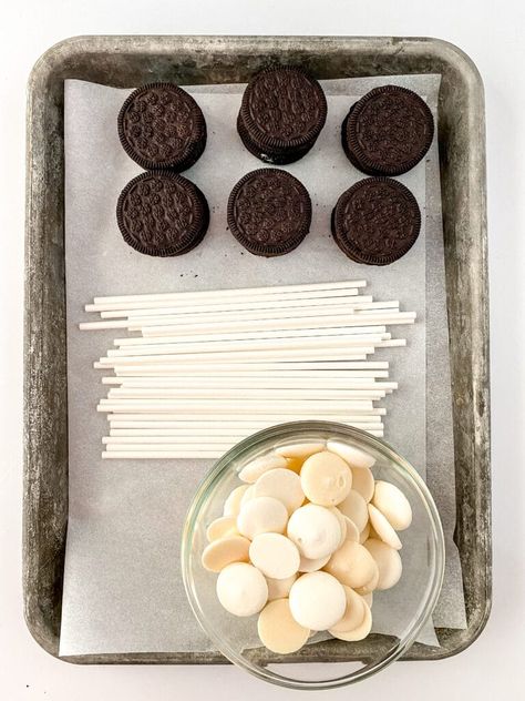 Oreos On A Stick, Christmas Oreos, No Bake Christmas, White Chocolate Candy, Cookie Sticks, Quick Treats, Dipped Oreos, Snowman Cookies, Cake Pop Sticks