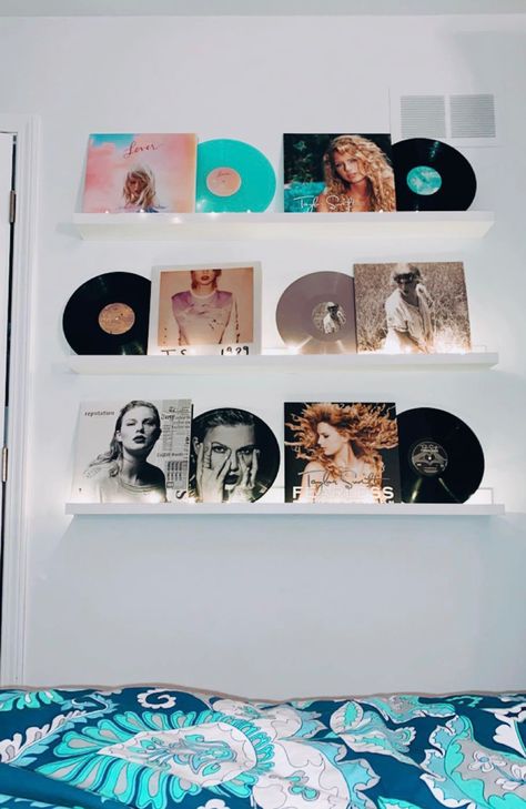 Vinyl On Wall, Taylor Swift Vinyl, Taylor Swift Cd, Taylor Swift Merchandise, Vinyl Display, Vinyl Aesthetic, Record Display, Taylor Swift Album, Crafts With Pictures