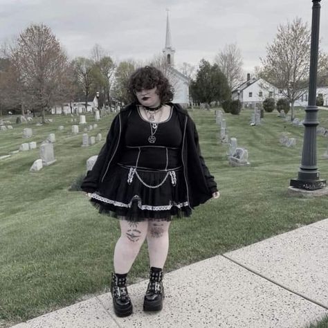 Plus Size Scene Outfits, Apple Shaped Body Outfits Plus Size, Fat Goth Girl, Emo Plus Size, Chubby Alternative Fashion, Fat Goth, Chubby Goth, Goth Plus Size, Plus Size Goth