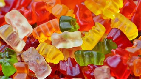 Vegan Gummies Using Agar Agar Vegan Gummy Bears, Homemade Gummy Bears, Bears Wallpaper, Gummies Recipe, Bear Recipes, Vegan Gummies, Dragons Den, Wallpaper Mobile, Gummy Worms