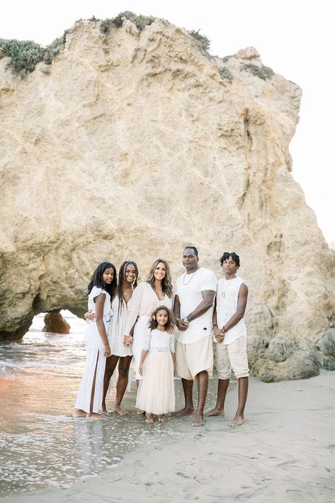 The top three family photoshoot locations in Los Angeles. Add these to your family photoshoot location bucketlist. Celebrity Family Photos, Los Angeles Family Photoshoot, Family Photoshoot Beach, Matador Beach, Three Family, El Matador Beach, Rock Family, Los Angeles Beaches, Photoshoot Locations