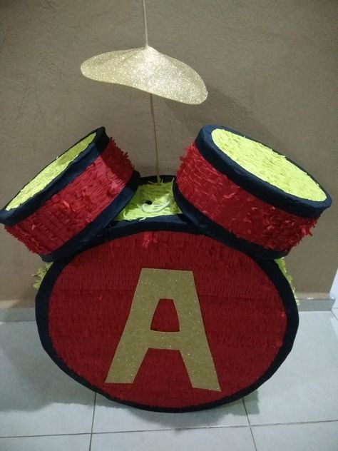 Piñata hecha con tambores de carton forrada con papel crepe. Grinch Costumes, Grinch, Drums, Quick Saves