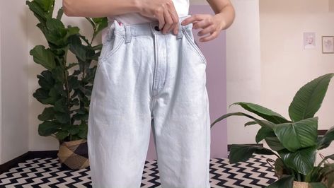 Have a pair of jeans that don’t fit you because they’re too big? Follow this tutorial to learn how to take them in at the waist and make them fit. Jeans Too Big In Waist, Jeans Are Too Big, Jeans Too Big, Oversize Jeans, Jeans Tutorial, Ginger Jeans, Cold Weather Outfit, Plain Sweatshirt, Loungewear Outfits