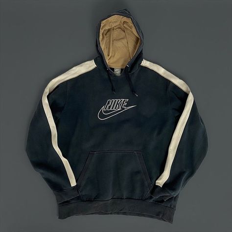 Vintage Nike is a cut above the rest Nike Hoodies Vintage, Shoes Nike Vintage, Cool Nike Hoodies, Vintage Nike Hoodie Men, Hoodie Nike Vintage, Nike Vintage Hoodies, Vintage Hoodies Aesthetic Men, Old Nike Sweatshirt, Old Nike Outfits