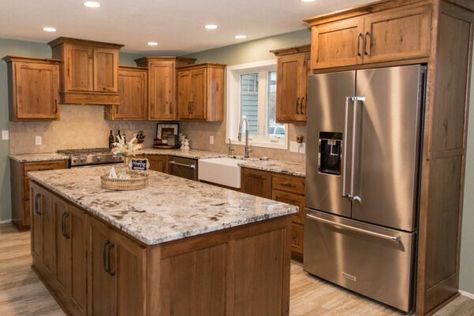 Farmhouse Kitchen With Brown Cabinets, Kitchen With Brown Cabinets, Stone Cabinets, Kitchens Country, Classic Cabinets, Kitchen Built In, Brown Kitchen Cabinets, Traditional Kitchens, Brown Cabinets