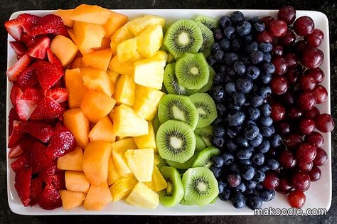 Easy Fruit Display Ideas | fun and pretty way to display fruit rainbow fruit tray Birthday Foods, Deco Fruit, Snack Platter, Rainbow Fruit, Bunny Party, Rainbow Food, Party Trays, Rainbow Birthday Party, New Fruit