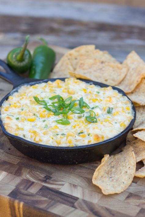 Hot Jalapeño Corn Dip - Jalapeños, sweet corn, and monterey jack cheese in one hot skillet of dip. Jalapeno Corn Dip, Jalapeño Corn, Mexikansk Mat, Corn Dip Recipes, Corn Dip, Cream Cheese Dips, Monterey Jack, Think Food, Idee Pasto Sano