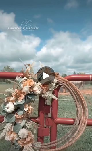 Repurposed lasso rope wreath 🍂🐴 | By Barefoot & Freckled, LLCFacebook Rope Wreaths, Lasso Rope, Rope Wreath, Plant Arrangements, Diy Fall Wreath, Craft Day, Diy Decorations, Western Decor, Curb Appeal