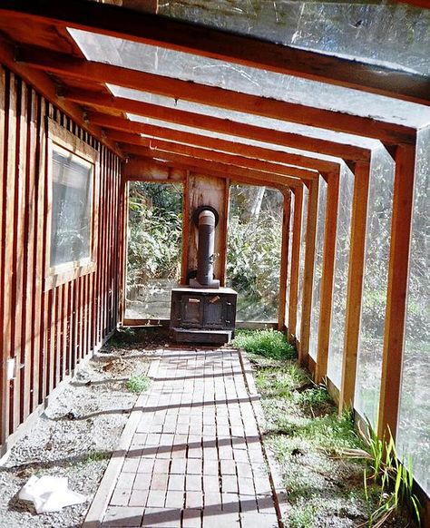 Earthship Home, Home Greenhouse, Backyard Greenhouse, Greenhouse Plans, Casa Patio, Diy Greenhouse, Greenhouse Gardening, Hus Inspiration, Earthship