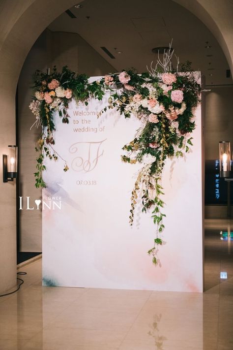 Wedding Backdrop Design Indoor, Wedding Ambiance, Wedding Flower Design, Photo Backdrop Wedding, Dream Wedding Decorations, Wedding Planning Decor, Wedding Backdrop Design, Wedding Backdrop Decorations, Easy Backdrops