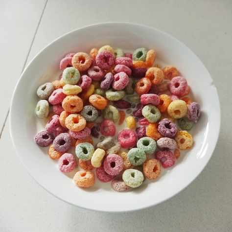 Delicious colorful fruit loops for breakfast Aesthetic Fruit, Yummy Fruit, Unhealthy Snacks, Fruit Loops, Colorful Fruit, Different Recipes, Food Pictures, Dog Food Recipes, Food Animals