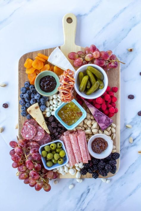 Learn how to make your own DIY charcuterie board with cured meats, cheeses, crackers, fruits, and nuts, including tips on beautiful presentation. This appetizer is perfect for lunch or dressed up for a party. Diy Charcuterie Board, Yogurt Covered Raisins, Easy Breakfast Smoothies, Apple Pie Recipe Easy, Snack Platter, Charcuterie Platter, Charcuterie And Cheese Board, Charcuterie Recipes, Artisan Cheese