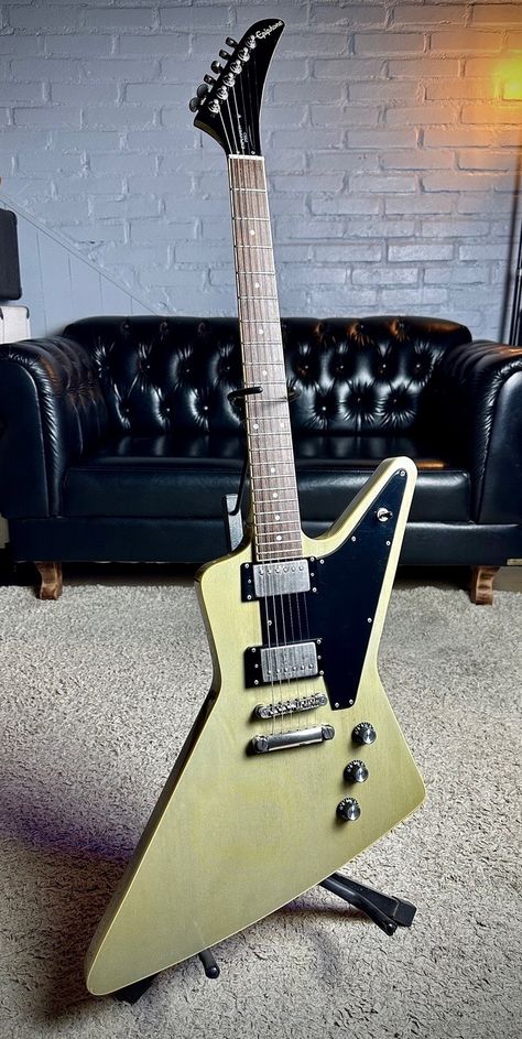 Epiphone Explorer Pro Limited Edition Custom Shop 2013 TV Silver Epiphone Explorer, Esp Guitars, Flying V, Limited Edition, Guitar, Tv, Silver