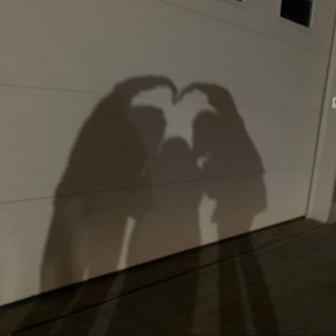 Trio Shadow Pics, Trio Friend Group, Trio Besties, Anime Trio Icon, Anime Trio, Shadow Picture, Heart Shadow, Silhouette Pictures, Girl Shadow