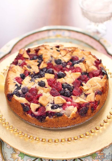 Delicious Apple Berry Coffee Cake topped with blueberries, raspberries and apples... | www.zagleft.com Berry Coffee Cake, Apple Berry, Chef Ideas, Apple Coffee Cakes, Healthy Meal Ideas, Fun Deserts, Berry Cake, Raspberry Cake, Berries Recipes