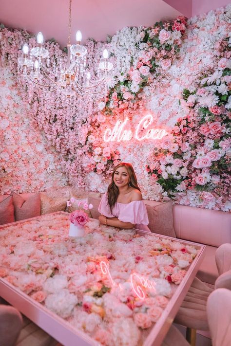 Pretty Pink Cafe in Henderson, Nevada #lasvegas #prettyplaces #bestcafes #beautifulcafes #instagramspot #instagramphotos Pink Cafe Design, Flower Cafe Interior, Pink Coffee Shop, Pink Restaurant, Flower Cafe, Pink Cafe, Bakery Design Interior, Drawing Room Decor, Decoration Restaurant