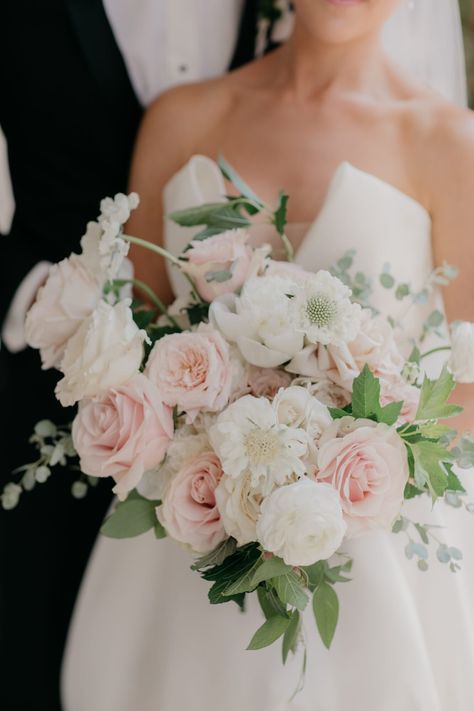 pink and white wedding bouquet Wedding Bouquets Spring, Cream Ranunculus, Pink White Wedding, Pretty Wedding Bouquet, Lilac Wedding Bouquet, Tulip Wedding, Pink And White Weddings, Light Pink Wedding, Bridal Bouquet Pink