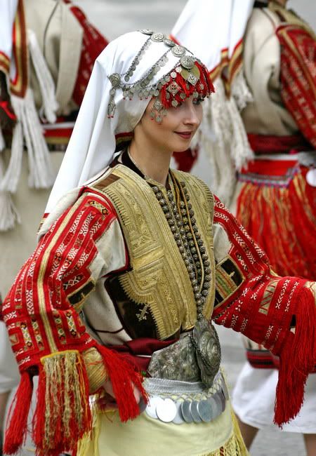 Macedoński folklor Costumes Around The World, National Dress, Folk Dresses, We Are The World, Ethnic Dress, Traditional Attire, Traditional Costume, Traditional Fashion, Folk Costume