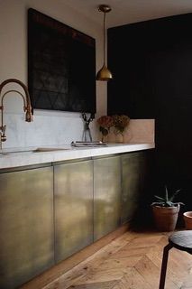 Brass Interior, Decorating Diy, Brass Kitchen, Design Remodel, Antique Kitchen, Kitchen Marble, Kitchen Doors, Luxury Kitchens, Interior Door