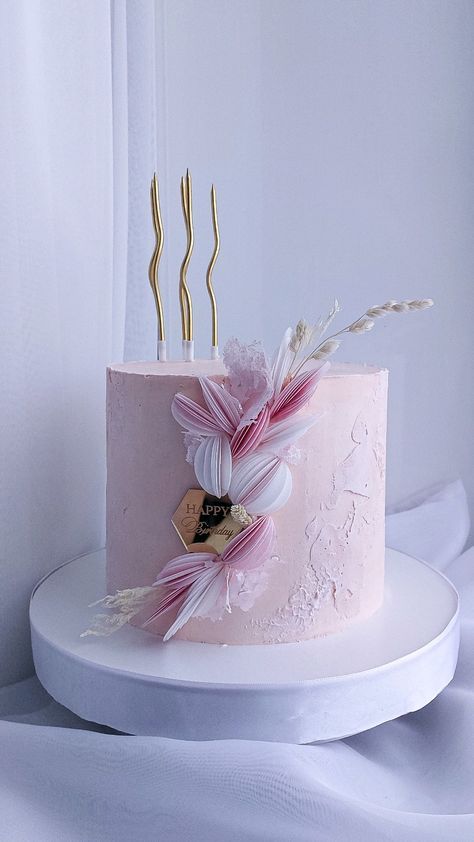 #cake #cakeideas #cakedecor #cakestyle #cakefashions 29th Birthday Cake, 29th Birthday Cakes, Beauty Cakes, Wafer Paper Flowers, Wafer Paper, Gift Cake, Savoury Cake, Fancy Cakes, Mellow Yellow