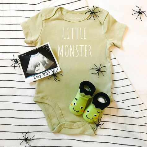 Halloween Baby Announcement Ideas, Spooky Baby Announcement, Pregnancy Halloween Announcement, Baby Announcing Ideas To Husband, Spooky Pregnancy Announcement, Pregnancy Announcement Halloween, Goth Pregnancy Announcement, Halloween Costume Pregnancy Announcement, Pregnancy Announcement For October Baby