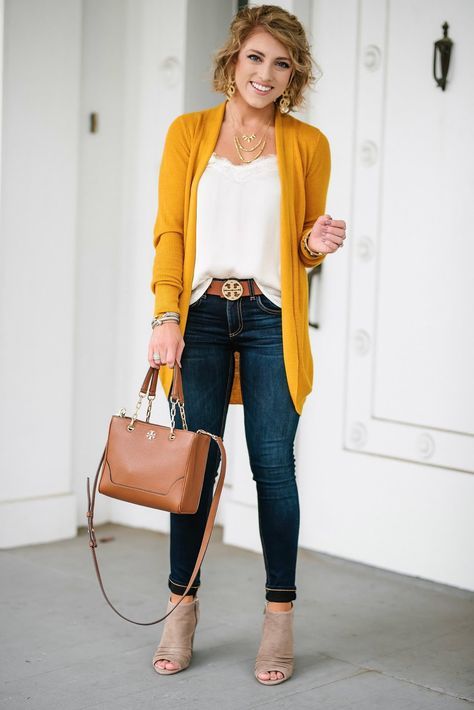 Ținute Business Casual, Giacca In Tweed, Yellow Cardigan, Elegant Fall, Mode Casual, Outfit Jeans, Stil Inspiration, Work Style, Modieuze Outfits