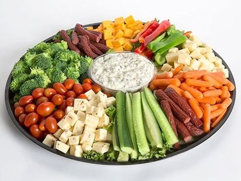 Christmas Veggie Tray, Fruit Platter Designs, Decorações Com Comidas, Vegetable Tray, Vegetable Platter, Party Food Buffet, Relish Trays, Party Food Platters, Charcuterie Recipes