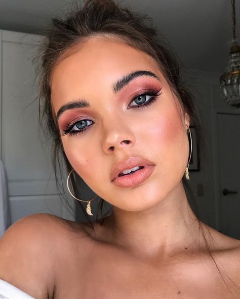 Grad Makeup, Eyeshadow And Eyeliner, Bright Pink Lipsticks, Glossy Eyeshadow, Pageant Makeup, Pink Lips Makeup, Ball Makeup, Beauty Zone, Date Night Makeup