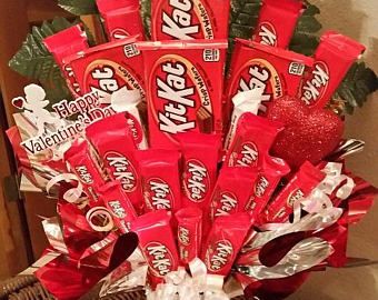 Flower Candy Bouquet, Birthday Candy Bouquet, Candy Bar Bouquet, Chocolate Hershey, Valentine's Candy, Candy Arrangements, Bouquet Birthday, Mother's Day Gift Card, Valentine Baskets