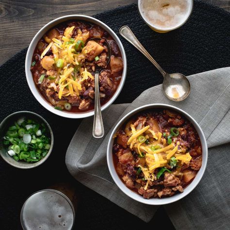 This turkey and butternut squash chili utilizes the slow cooker to meld flavors together. The spicy heat from cayenne is balanced by the sweetness of the butternut squash for a chili that is sure to please all. Chili With Butternut Squash, Turkey Chili Healthy, Slow Cooker Turkey Chili, Slow Cooker Turkey, Slow Cooker Vegetarian, Healthy Turkey, Butternut Squash Recipes, Slow Cooker Dinner, Turkey Chili