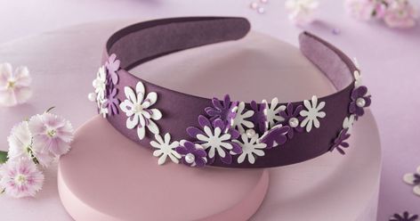 Bring a bit of variety to your hairstyles Flower magic with FIMO leather-effect: Make your hair the centre of attention by creating your very own, unique Alice band with FIMO leather-effect flower petals. This is also a great upcycling idea, because it allows you to give your old Alice bands a… Diy Alice Band Ideas, Hairstyles Flower, Big Cardboard Boxes, Alice Bands, Flower Magic, Band Ideas, Bow Ideas, Hole Punches, Ibiza Fashion