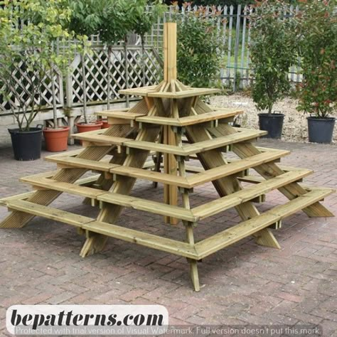 Handcrafted Decorative Garden Screen tutorial for beginners Greenhouse Plant Display, Plant Nursery Ideas Greenhouses, Plant Display Outdoor, Portable Display Shelves, Garden Pyramid, Decor Business Ideas, Home Decor Business Ideas, Pyramid Planter, Garden Trellis Ideas