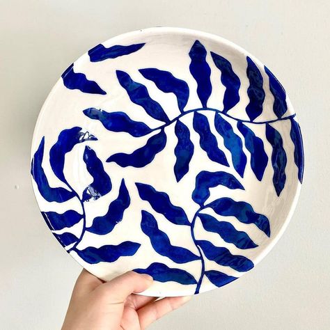 @ceramics.lovers shared a photo on Instagram: “Blue ceramic bowl 💙 made by @birdstone_ceramics” • Feb 8, 2021 at 4:27pm UTC Botanical Ceramics, Colorful Plates, Ceramic Cafe, Painted Ceramic Plates, Ceramic Serving Bowl, Diy Pottery Painting, Pottery Lessons, Beginner Pottery, Hand Painted Bowls