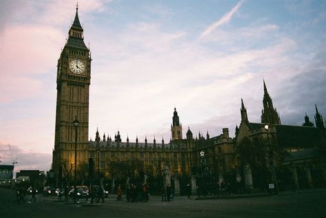 London Film Photography, London On Film, London 2005, School Aesthetics, Vanilla Aesthetic, Vanilla Girl Aesthetic, Fall Outfits Aesthetic, Street Style London, Aesthetic Star