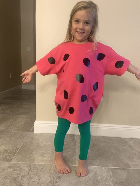 Easy Watermelon Costume Watermelon Diy Costume, Fruit Of The Spirit Costume, Watermelon Halloween Costume, Diy Watermelon Costume, Fruit Halloween Costumes, Watermelon Costume, Watermelon Diy, Spirit Costume, Fruit Costumes