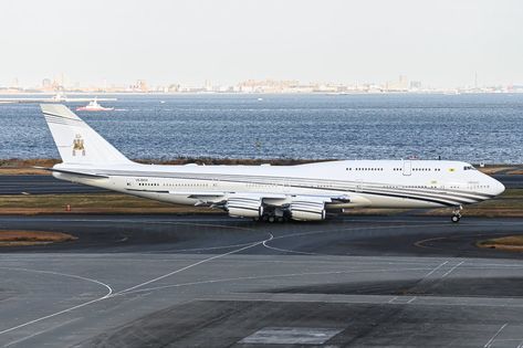 2023.12.17 / Brunei Sultan's Flight Boeing 747-8LQ(BBJ) / V8-BKH V8BKH / HND-BWN Tokyo - Haneda International / RWY34R↗︎ Boeing 747 8, Cargo Aircraft, Boeing Aircraft, Commercial Aircraft, Jet Plane, Boeing 747, Wide Body, Aircraft Modeling, Brunei