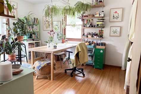 A Tour of My New Studio: A Joyful Plant and Art-Filled Creative Space — My Giant Strawberry: Creative Joy, Watercolor Art and Garden Magic Art Studio With Couch, Living Room Art Studio, Art Studio Layout, Small Apartment Art, Minimalist Art Studio, Creative Home Office Space, Joy Watercolor, Creative Work Space, Happy Decor