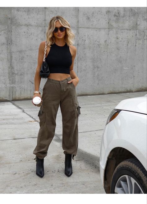 Trendy Outfits Cargo Pants, Olive Green Cargo Pants Outfit, Cargo Pants With Heels, Olive Cargo Pants Outfit, Botas Outfit, Green Cargo Pants Outfit, Parachute Pants Outfit, Olive Green Cargo Pants, Cotton Cargo Pants