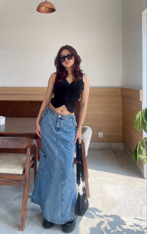 Long Denim Skirt Outfit Street Styles, Long Denim Skirt Outfit Summer, Long Denim Skirt Outfits, Skirt Outfits For Women, How To Style A Denim Skirt, Denim Skirt Outfit Summer, Long Denim Skirt Outfit, Waistcoat Outfit, Fashion Dresses For Women