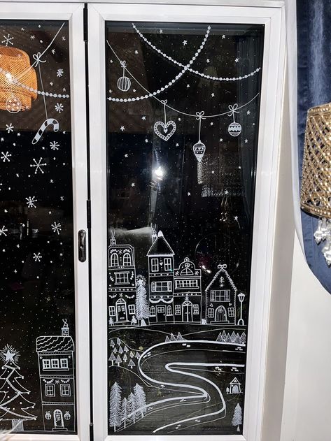 Winter Village Window Painting, Posca Pen Window Art Christmas, Christmas Village Window Drawing, Window Winter Drawing, Christmas Village Window Art, Christmas Window Display Drawing, Christmas Drawings On Windows, Window Drawings Christmas, Christmas Window Decorations Paint