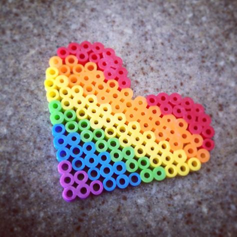 Rainbow Heart Perler Rainbow, Perler Bead Creations, Perler Bead Designs, Beads Perler, Material Ideas, Accessoires Barbie, Hamma Beads Ideas, Easy Perler Bead Patterns, Bead Creations