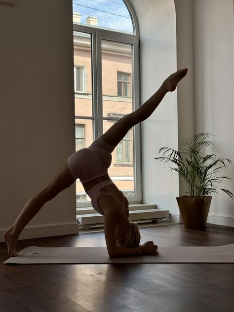 Stretching At Home, Stretching Vision Board, Stretching Astethic, Flexibility Stretches Aesthetic, Front Splits Stretches, Stretch Aesthetic, Stretch Morning, Stretching Aesthetic, Flexibility Aesthetic