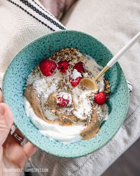 Looking for a satisfying & yummy breakfast idea that's quick to make? This Greek yogurt breakfast bowl with nut butter & fruit is delicious. Greek Yogurt Breakfast Bowl, Gina Livy, Yogurt Substitute, Yogurt Breakfast Bowl, Greek Yogurt Breakfast, Best Overnight Oats Recipe, Butter Fruit, Diy Mommy, Egg Bites Recipe