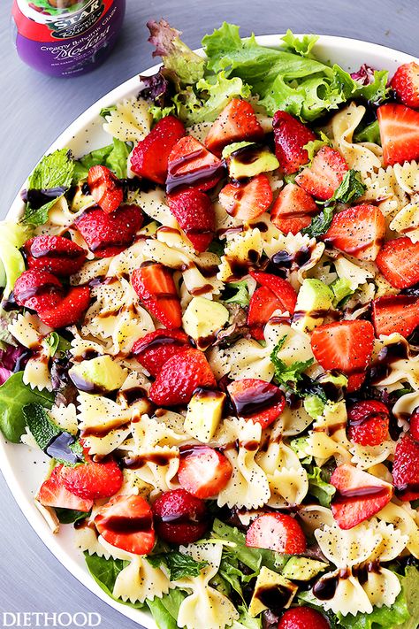 Strawberry Avocado Pasta Salad with Balsamic Glaze Recipe - Strawberries, avocados and bow tie pasta all tossed with an irresistibly creamy balsamic glaze! Balsamic Glaze Recipe, Balsamic Glaze Recipes, Strawberry Avocado, Avocado Pasta Salad, Avocado Pasta, Best Pasta Salad, Bowtie Pasta, Tortellini Soup, Perfect Pasta