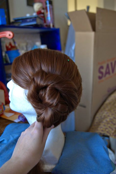 One of the biggest challenges that Princess Leia costumers face is making her iconic buns.  I think I just about broke an old coworker'... Cute Hairstyles Bangs, Princess Leia Hair Tutorial, Princess Leia Wig, Leia Hair, Buns Tutorial, Princess Leia Buns, Princess Leia Hair, Princess Leia Costume, Carrie Fisher Princess Leia