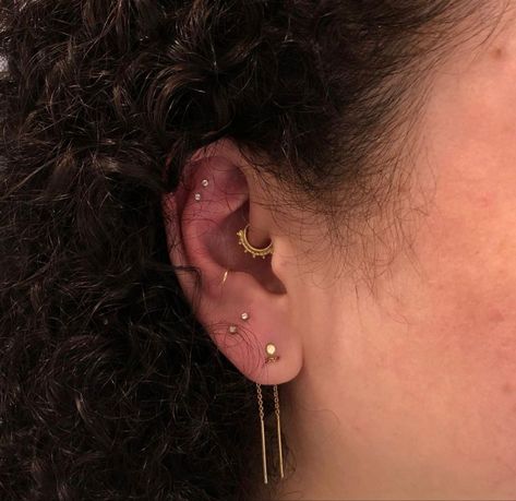 Eat Piercing Styling, Uneven Piercings, Eat Curation, Snug Piercing Jewelry, Dainty Piercings Ears, Earring Curation, Ear Piercing Curation, Earring Stacks, Inside Ear